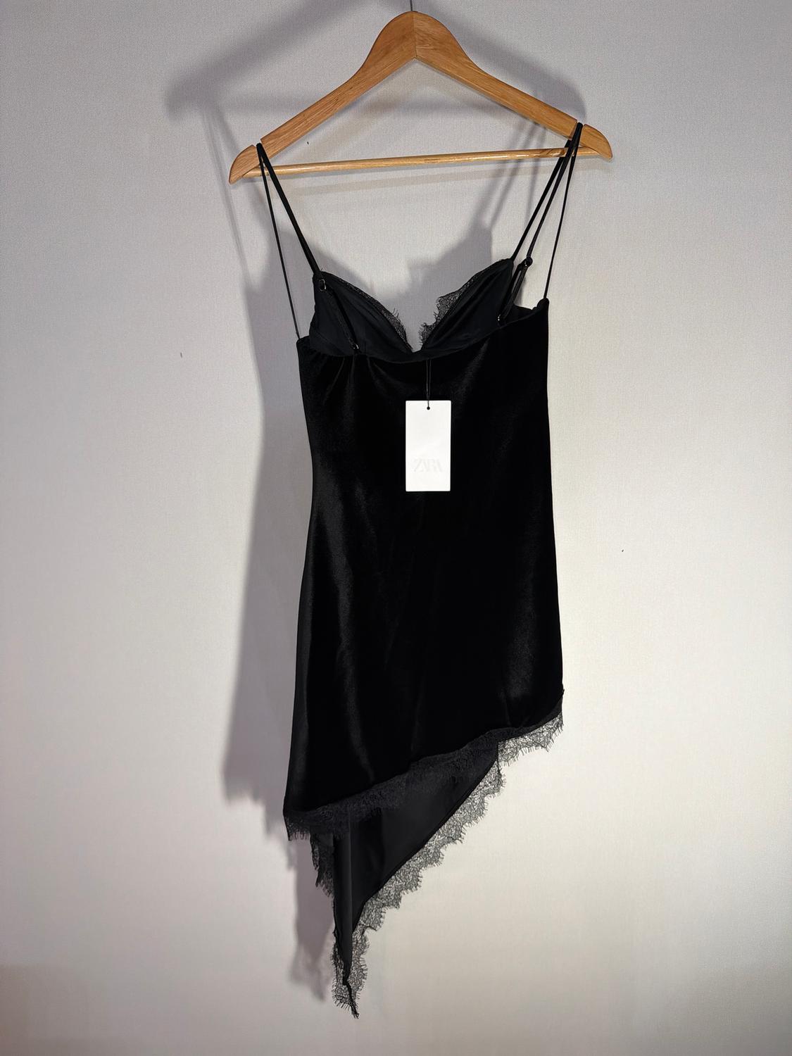 VESTIDO VELVET ASIMÉTRICO ENCAJE - Image 3