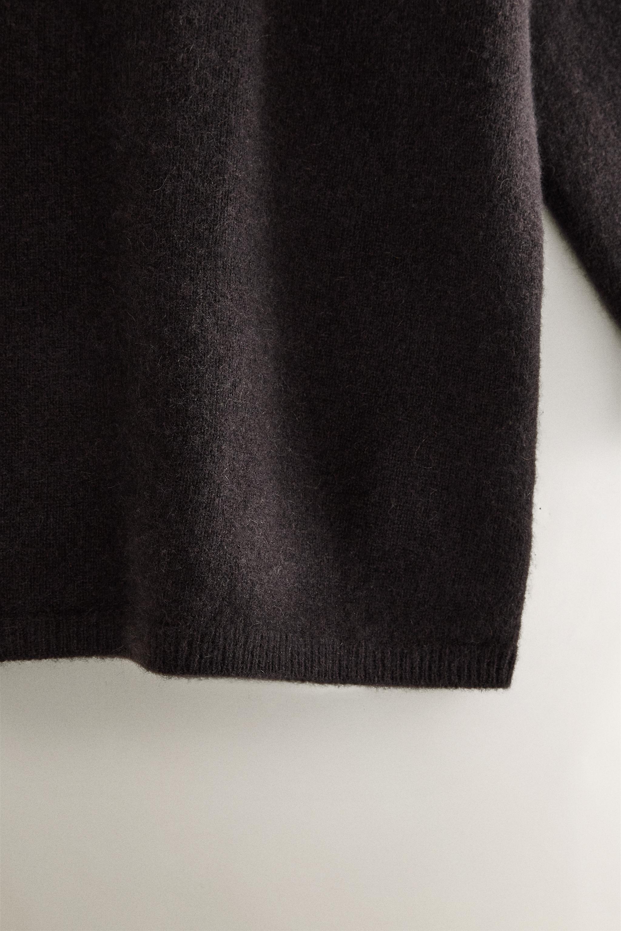 CASHMERE TURTLENECK SWEATER