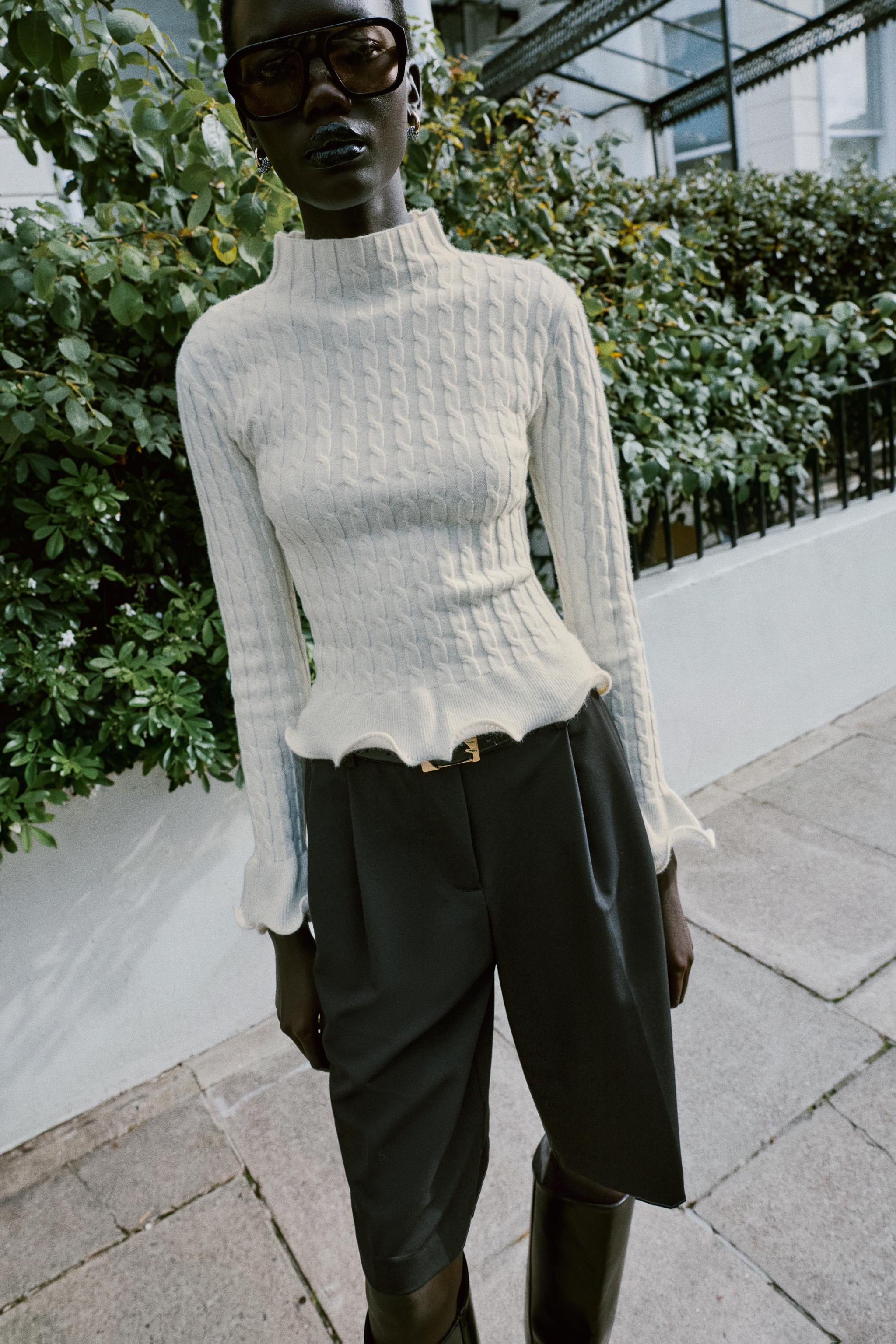 PULL EN MAILLE TORSADÉE À VOLANTS