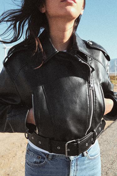 CAZADORA BIKER CROP EFECTO PIEL - Negro de Zara