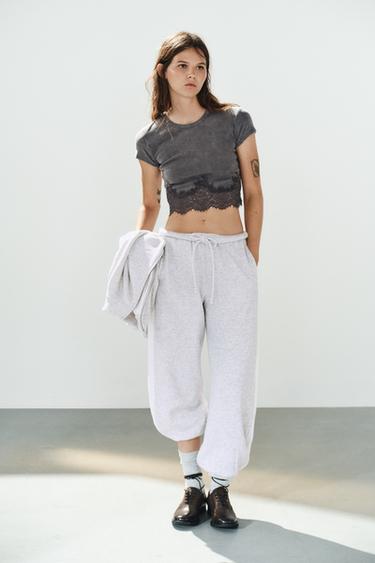 تي-شيرت قصير مزين بالدانتيل - رمادي الخاص بـ Zara