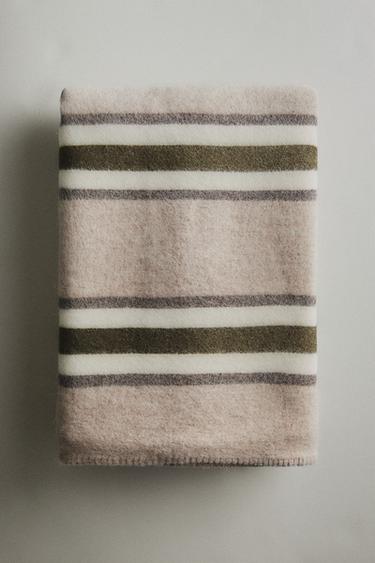 COUVERTURE LAINE RAYURES - Beige clair de Zara - Image 5