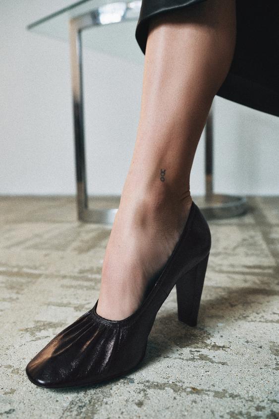 CHAUSSURES À TALONS EN CUIR FRONCÉES ÉDITION LIMITÉE - Marron chocolat de Zara - Image 1