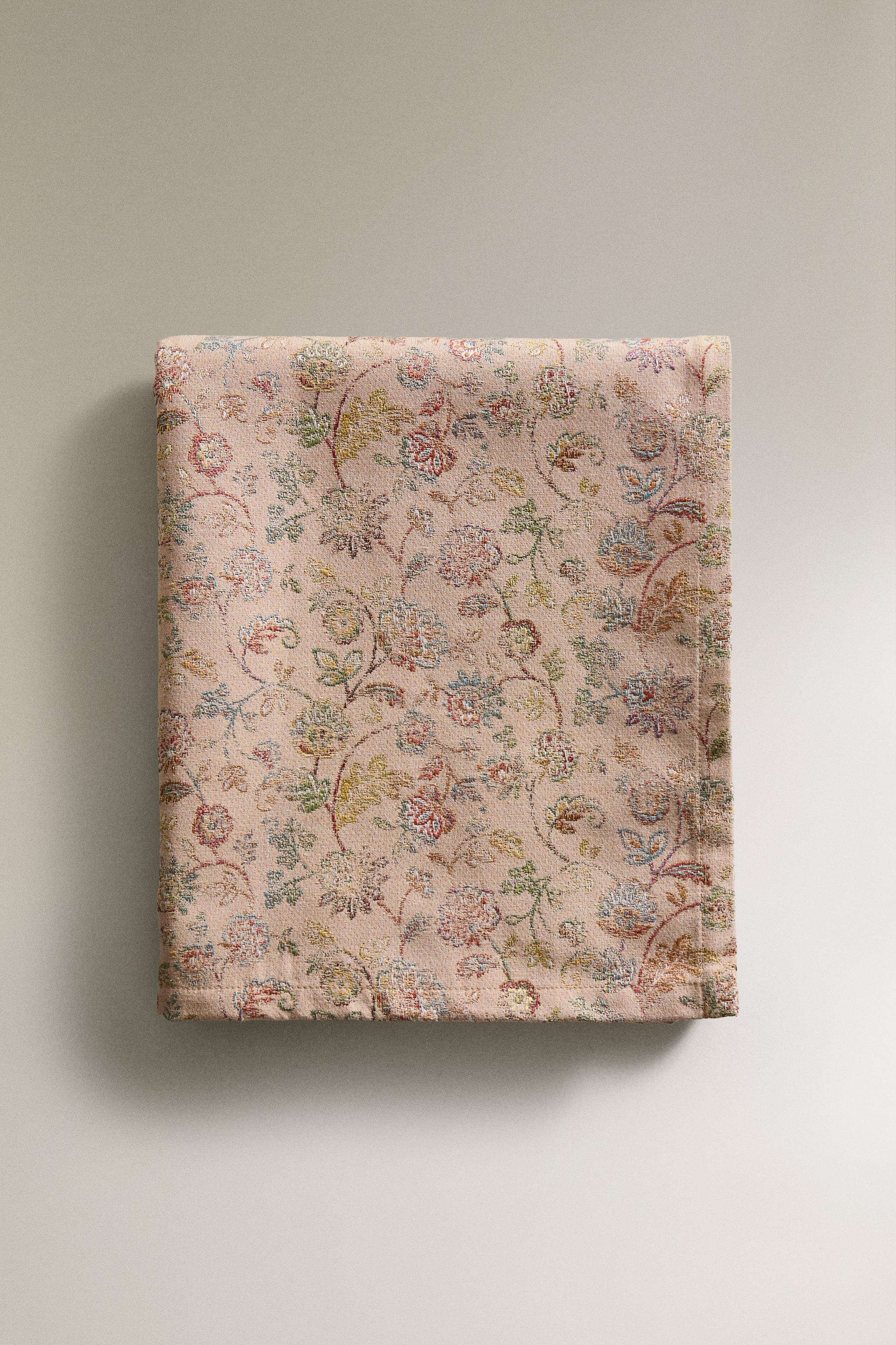FLORAL JACQUARD TABLECLOTH