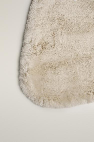 IRREGULAR FUR RUG - Light beige by Zara
