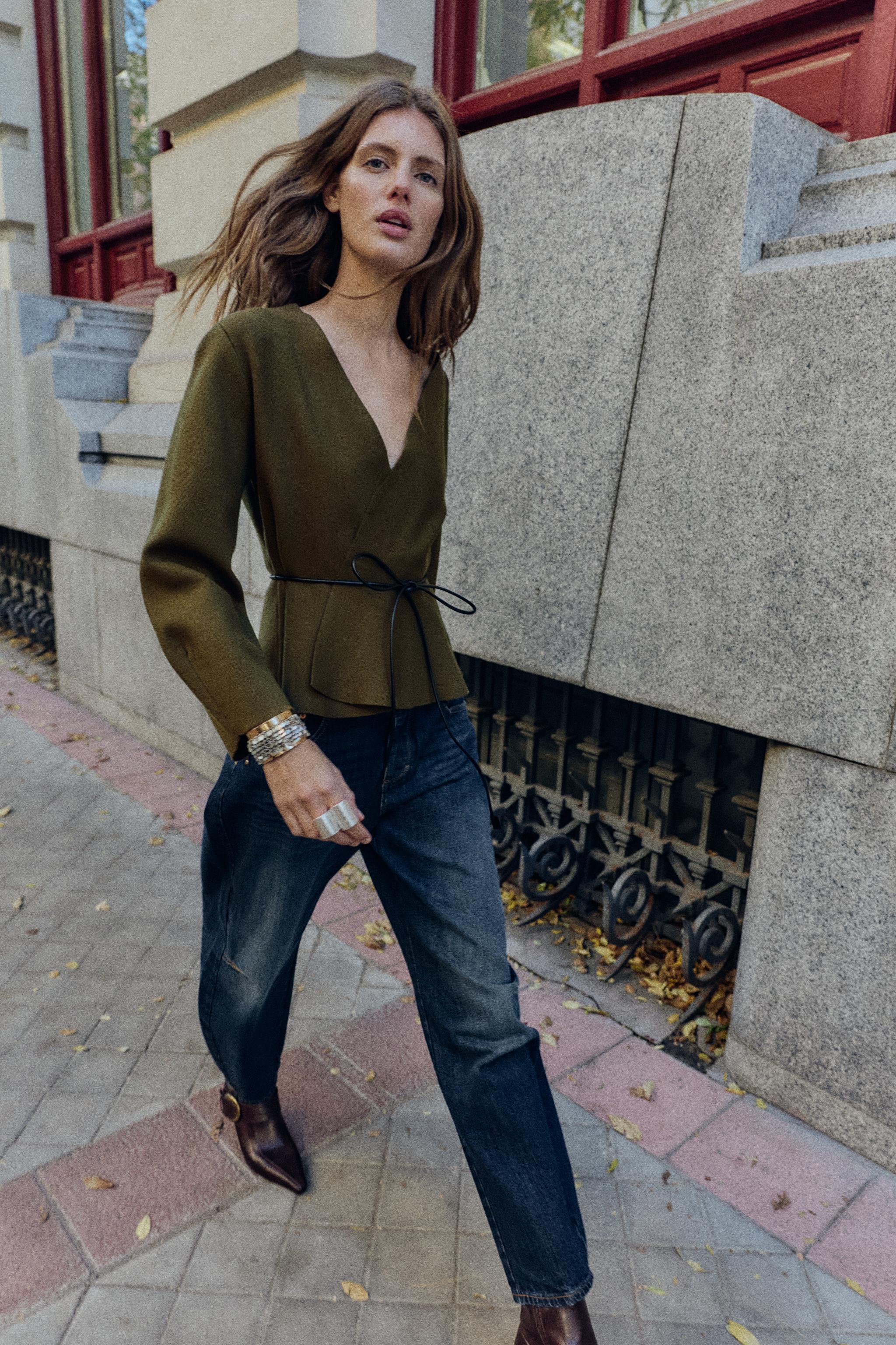 GILET EN MAILLE AVEC CEINTURE