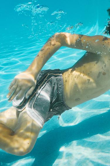 6-14 AÑOS/ BERMUDA BAÑO BANDAS CONTRASTE - Gris antracita de Zara