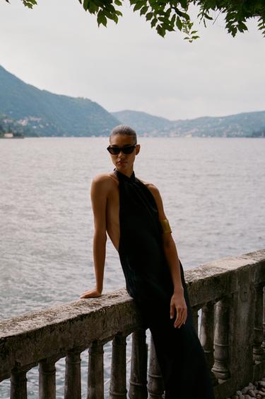 SUKIENKA MIDI Z DEKOLTEM HALTER - Czarny Zara