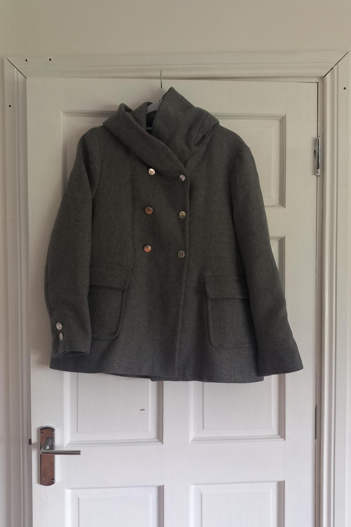 COAT WITH WRAPAROUND COLLAR
