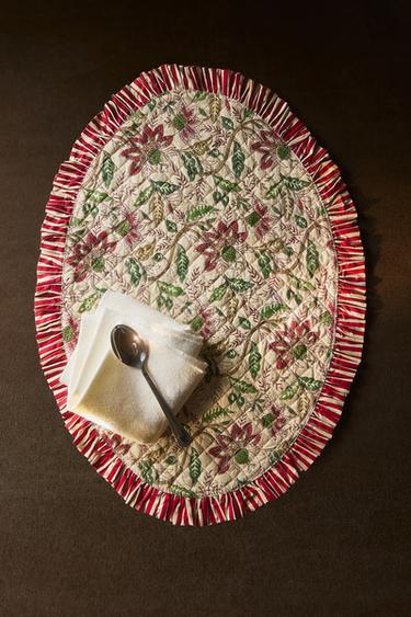 CHRISTMAS RUFFLES PLACEMAT — Red 1