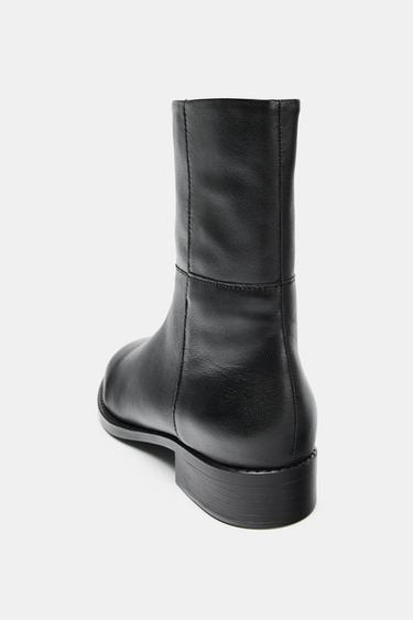 FLACHE LEDERSTIEFELETTE - Schwarz von Zara