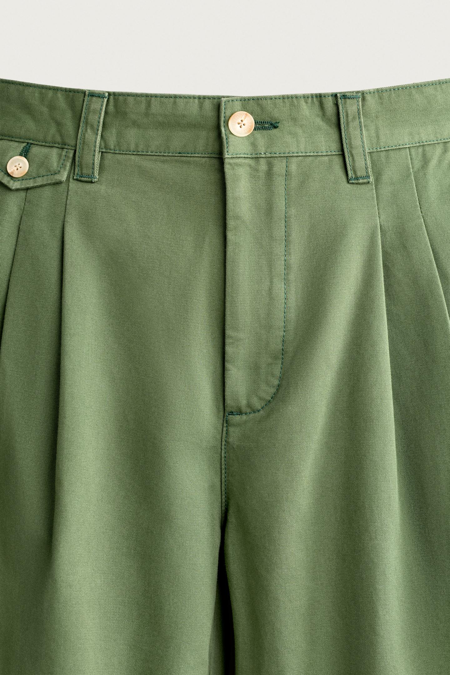 Мужские брюки Zara Fruit OF the Loom™ Pleated Chino, цвет: Зелёный — фото 8