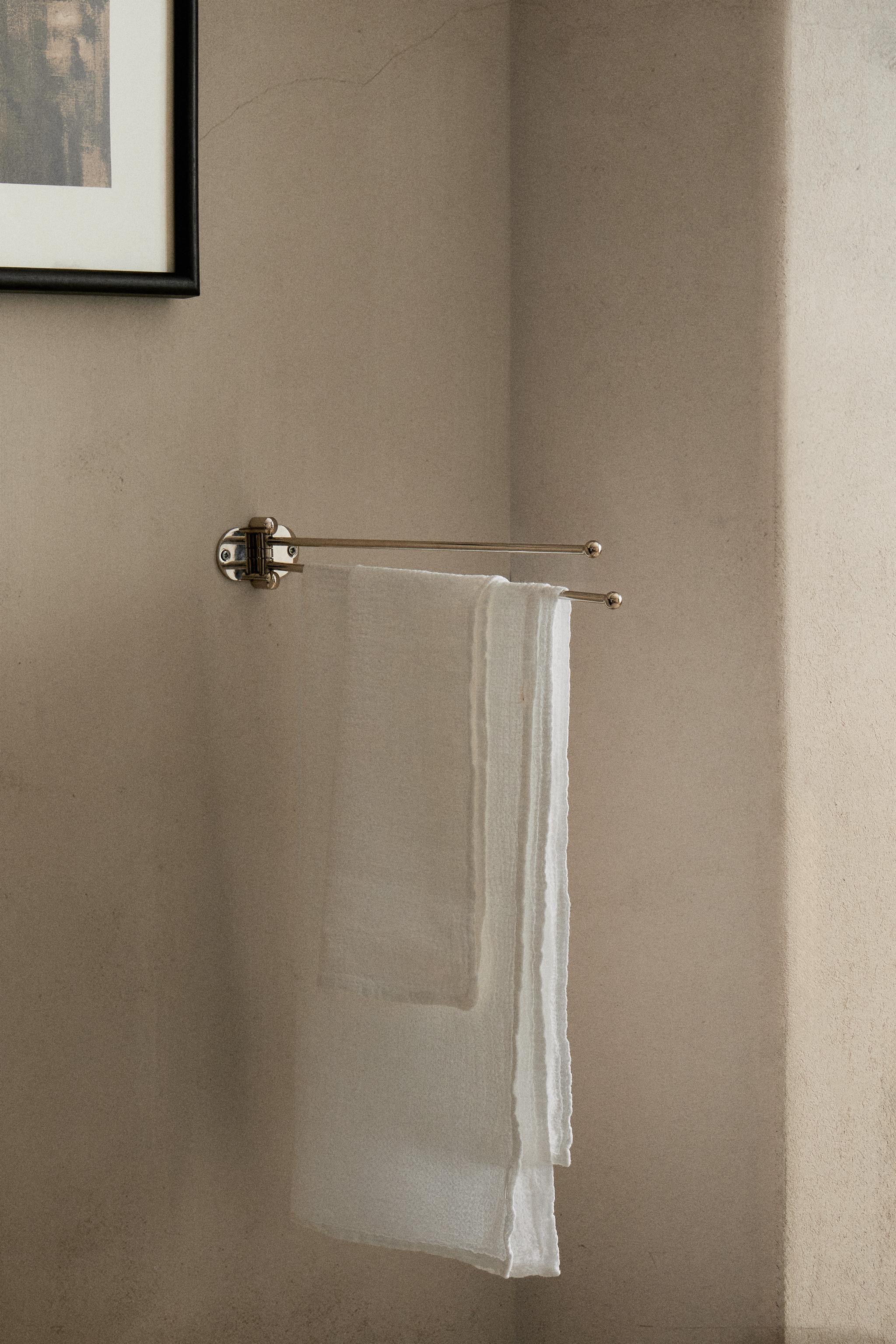 SHINY METAL WALL TOWEL RACK