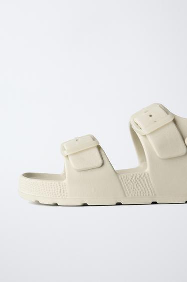 SANDALES GOMMÉES À BOUCLES - Blanc écru de Zara - Image 5