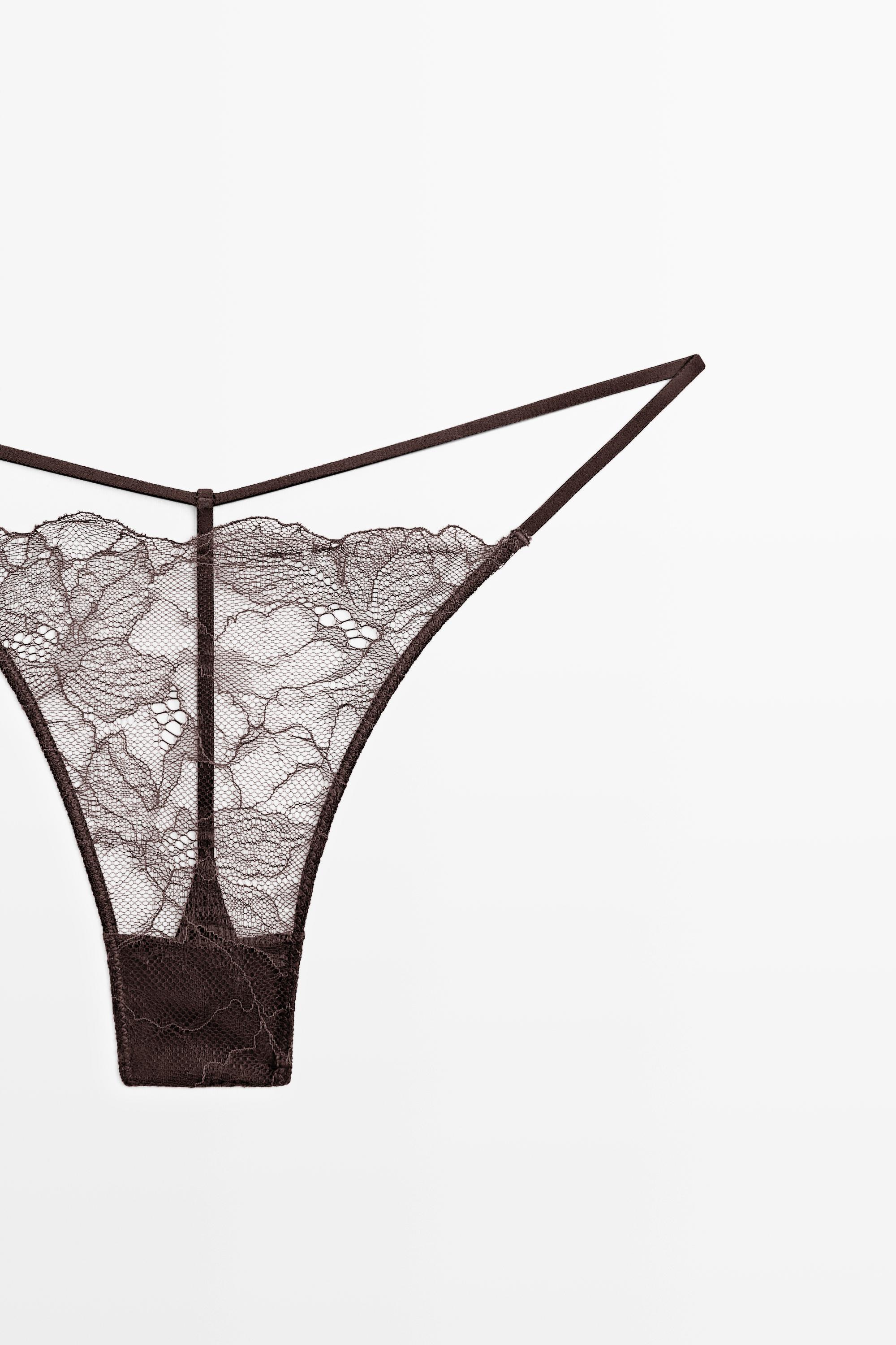 String en dentelle à bords festonnés
