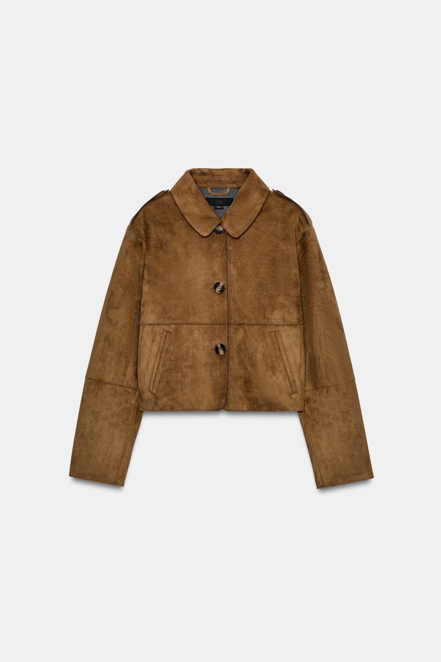 Μπροστινή όψη κοντού καφέ σακακιού με γιακά πέτο, μακρύ μανίκι, επωμίδες, μπροστινές τσέπες και κλείσιμο με κουμπιά.