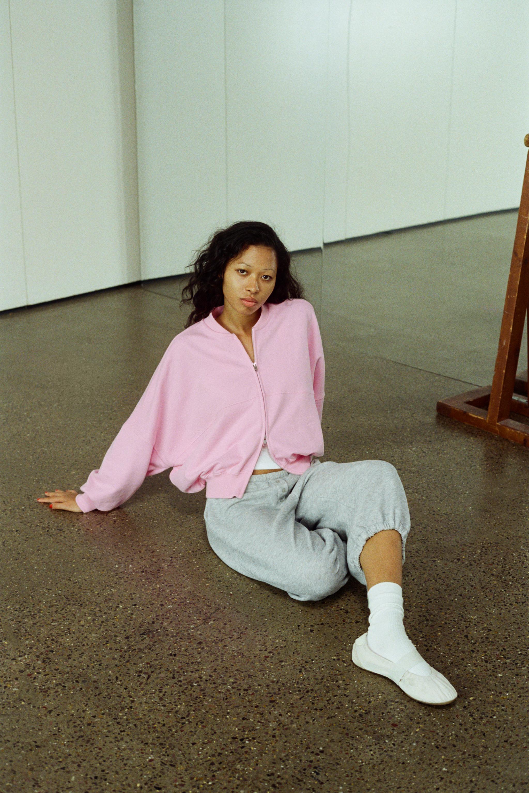 SWEATSHIRT CAPRI PARACHUTE PANTS
