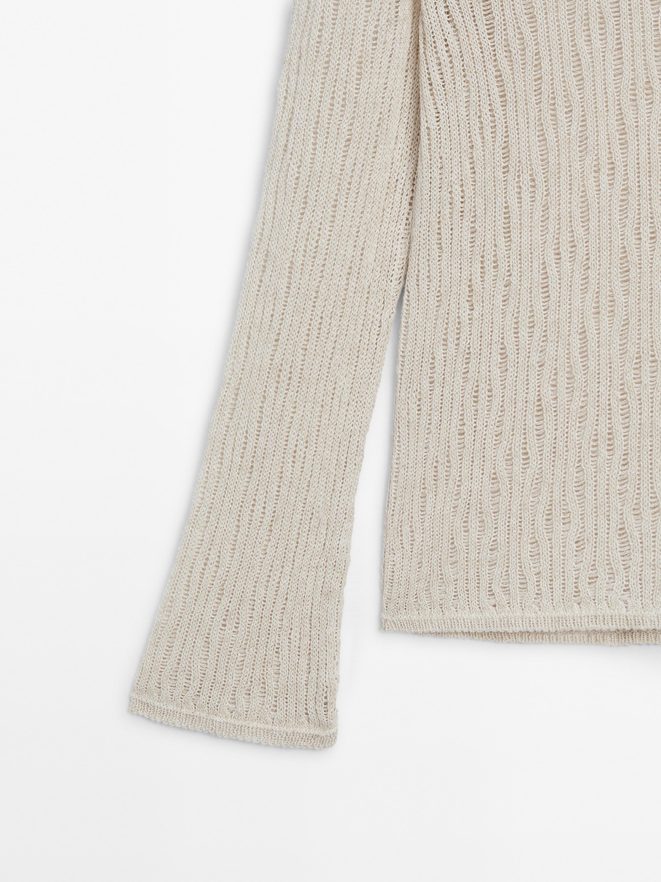 Knit crew neck sweater with wavy detail