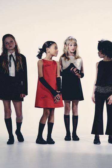 Xoroz emizuvchi soguvchi Qozoq ayollarining tukli mushuklari