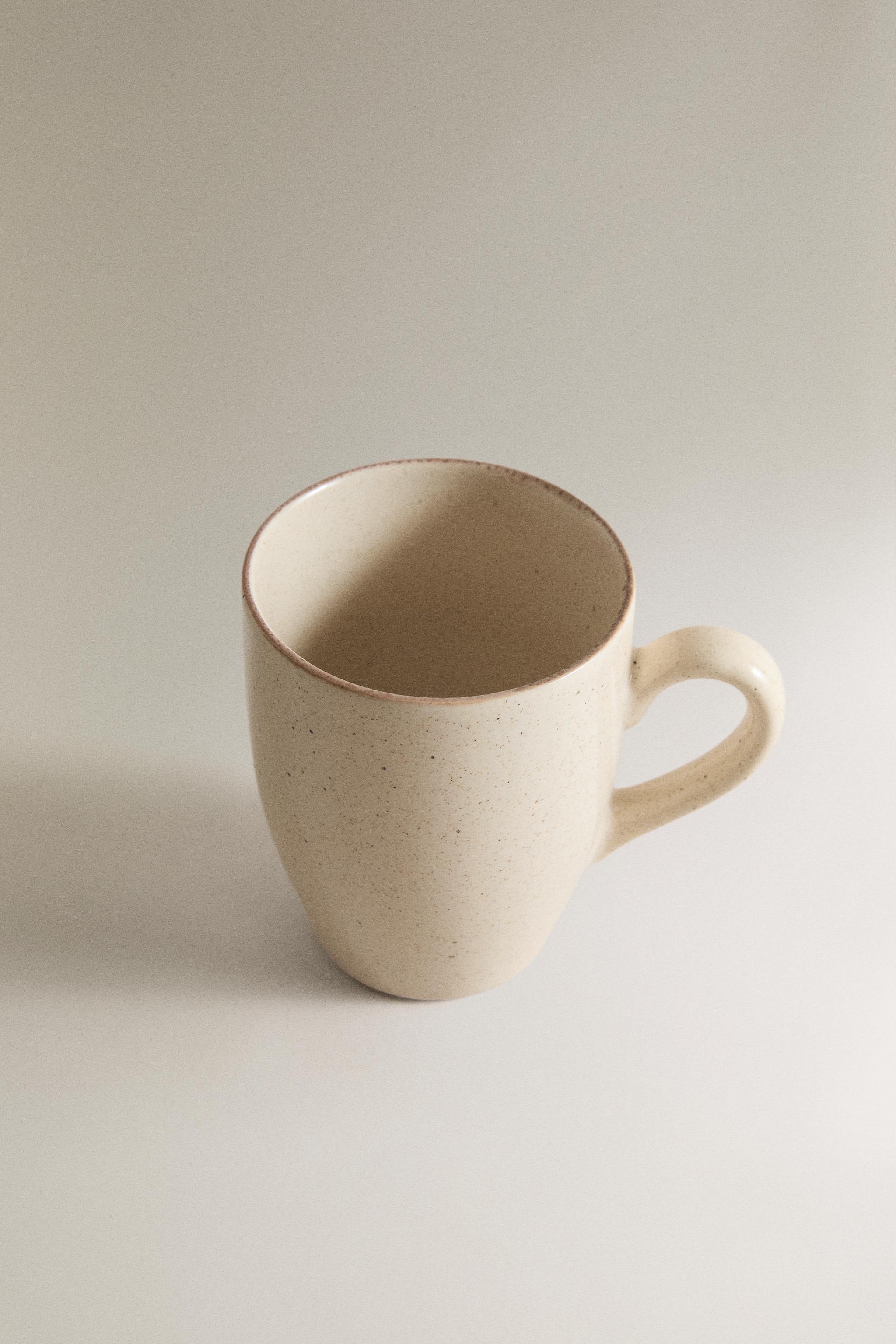 STONEWARE MUG WITH DISTRESSED RIM — Light ecru