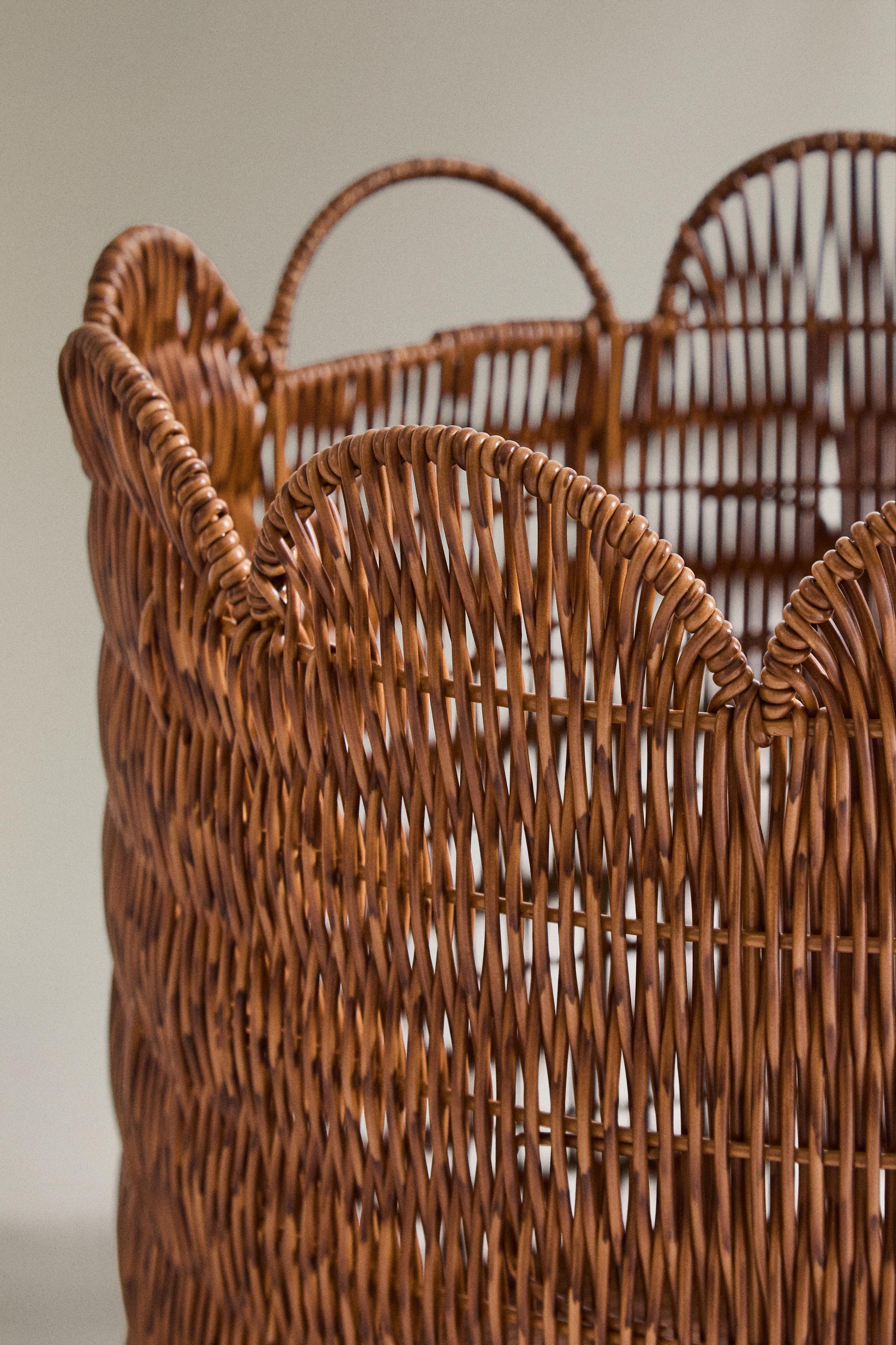 RECYCLED PLASTIC WAVY ROUND BASKET — Brown