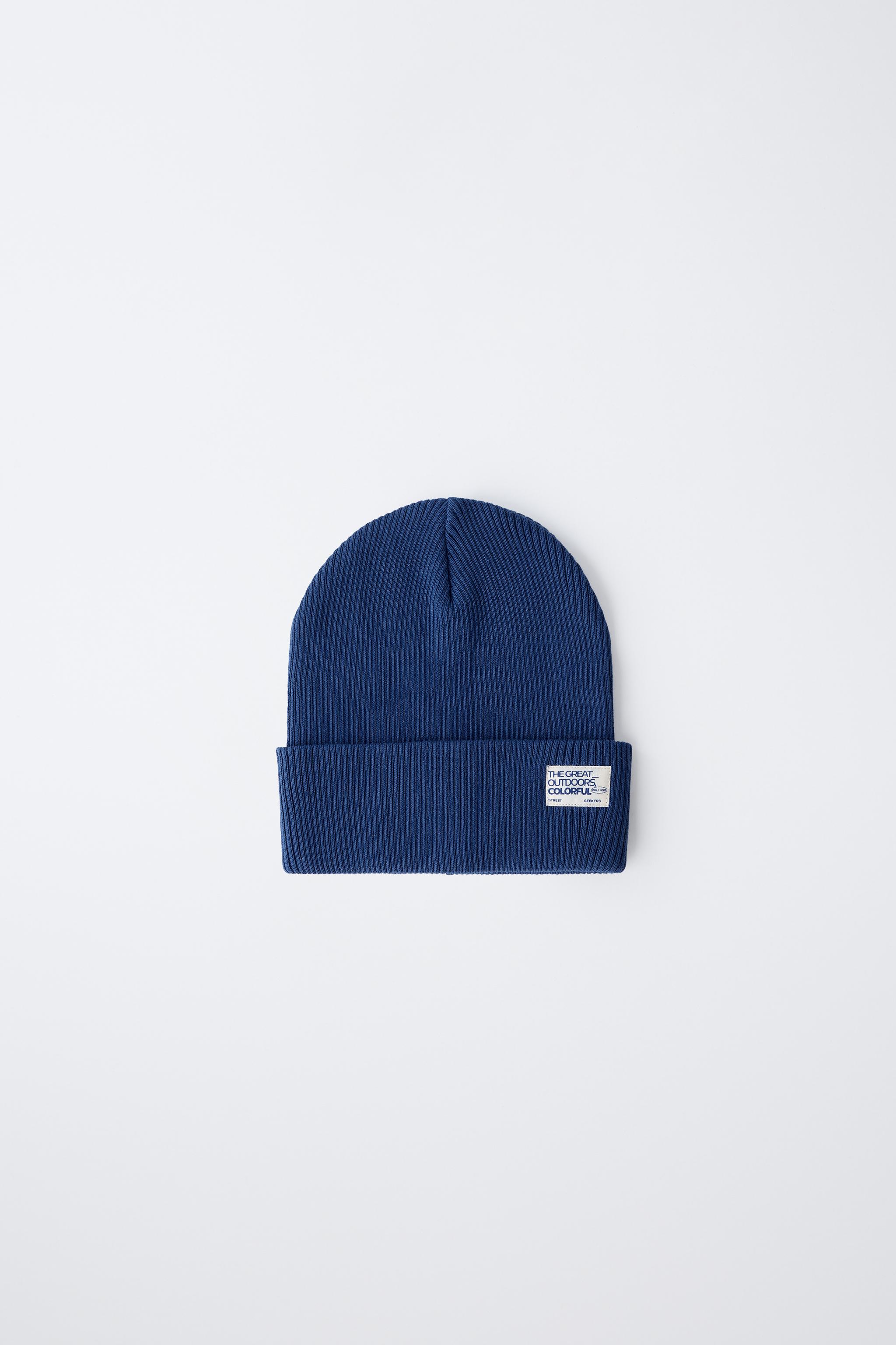 BONNET EN MAILLE CÔTELÉE AVEC ÉTIQUETTE