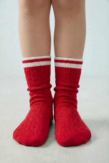 LOT DE DEUX PAIRES DE CHAUSSETTES LONGUES AJOURÉES À RAYURES - Écru / Rouge de Zara - Image 5