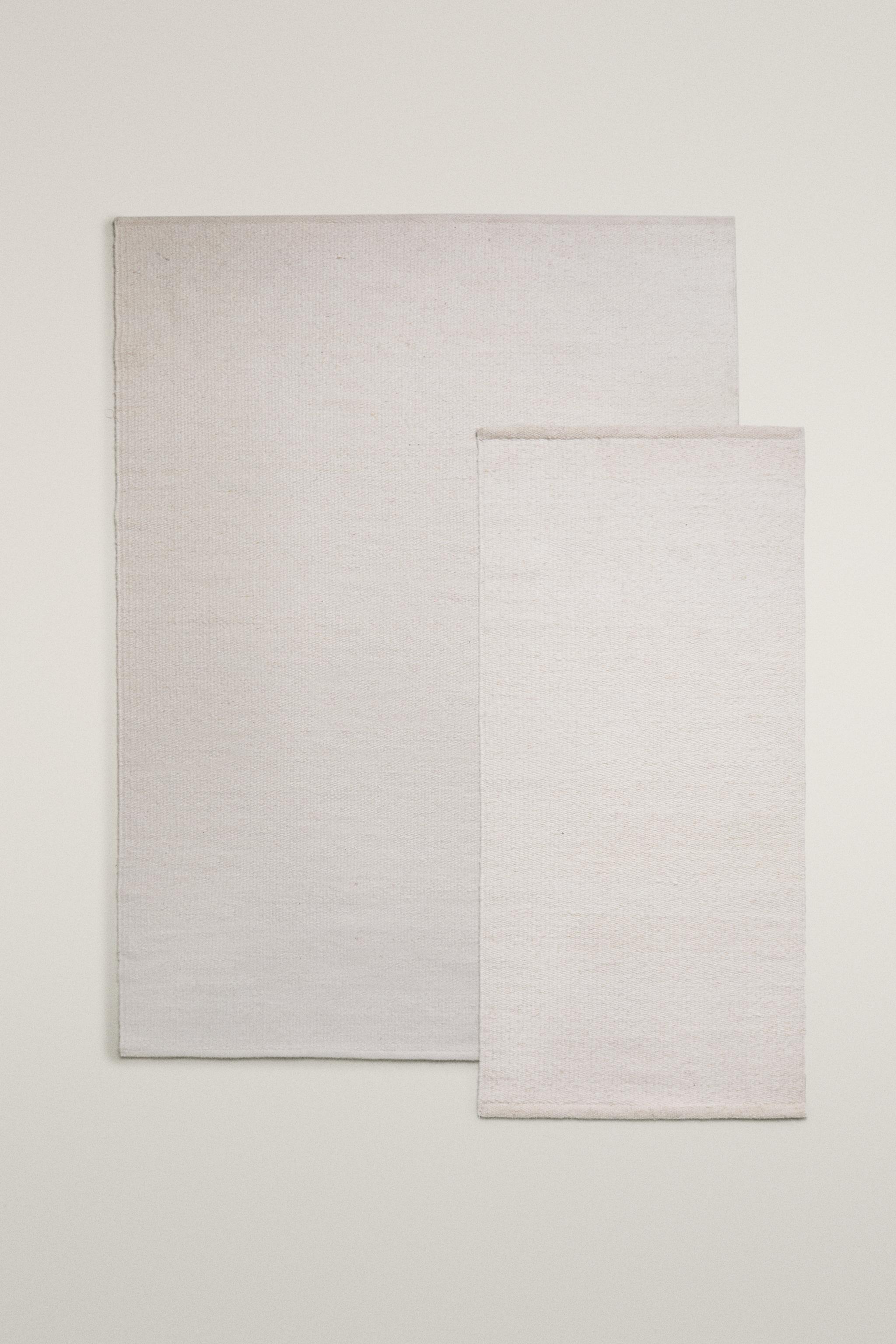 LIGHT-COLORED WOOL AREA RUG