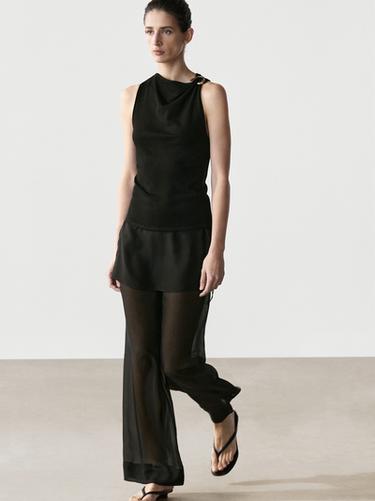 Top à encolure drapée et broche - Noir de Zara