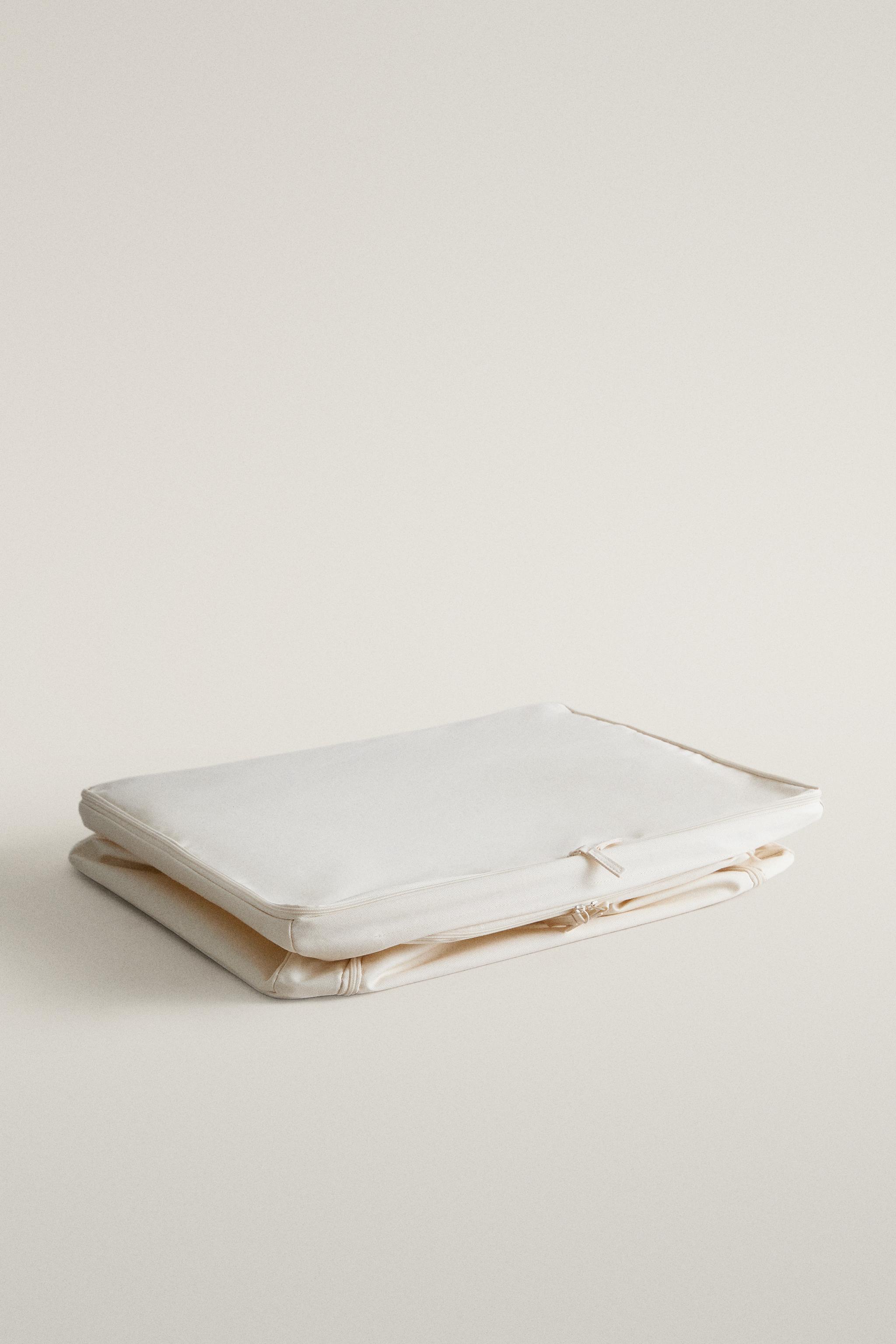 FRONT-OPENING TEXTILE ORGANIZER