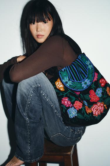 MAXI BOLSO TERCIOPELO BORDADOS FLORES - Negro de Zara