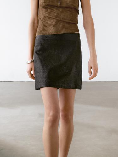 Falda mini textura piel napa - Negro de Zara