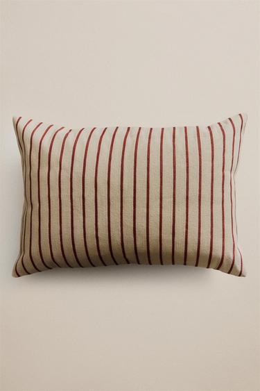 STRIPED CUSHION COVER - بيج فاتح الخاص بـ Zara