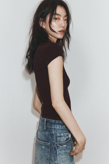 CAMISETA TEXTO DELANTERO - Chocolate de Zara