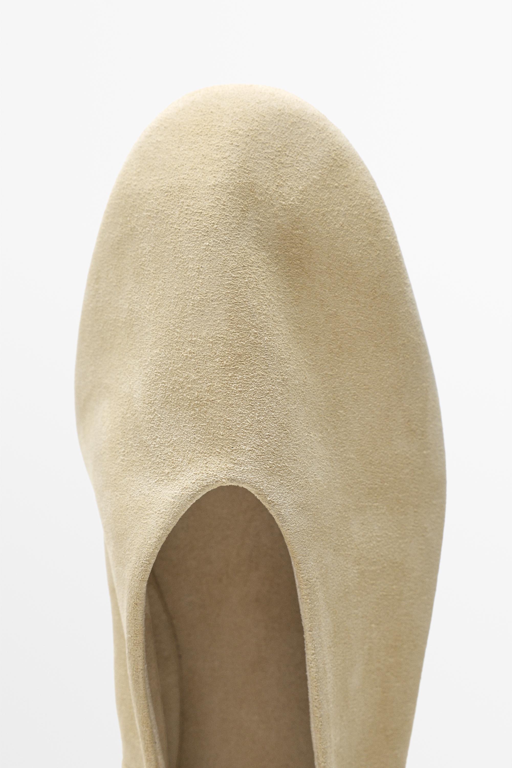 Chaussure à talon en croûte de cuir