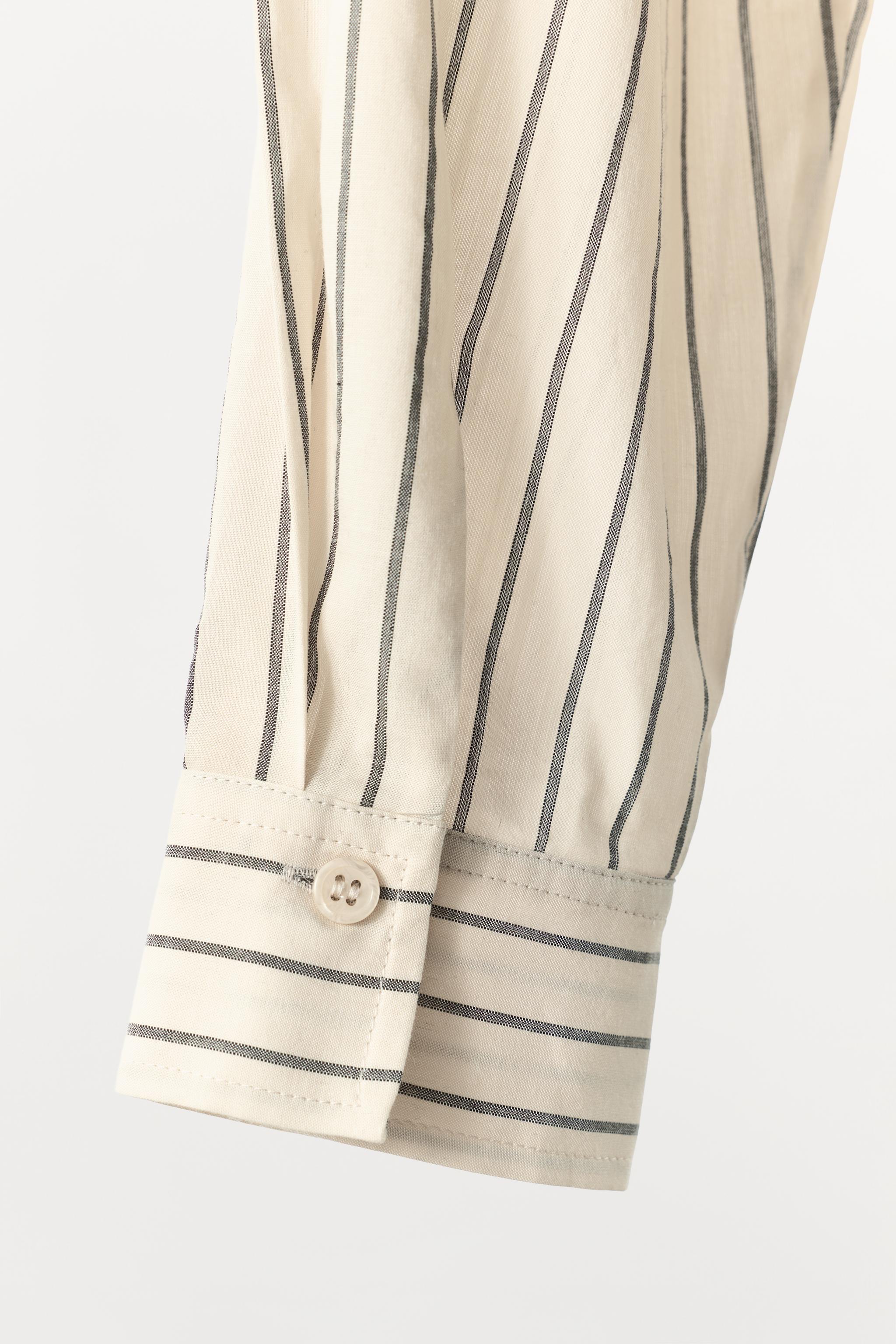 CHEMISE À RAYURES, DENTELLE ET BRODERIES