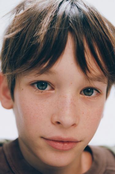 T-SHIRT MET TEKST EN BADSTOF - Chocolade van Zara