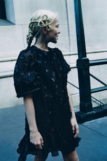 ПЛАТЬЕ ИЗ ОРГАНЗЫ С ЦВЕТОЧНЫМ ПРИНТОМ — ЧЕРНЫЙ от Zara — изображение 0