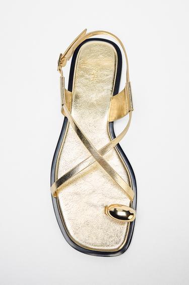 SANDALIA PLANA TIRAS ADORNO METÁLICO - Oro de Zara