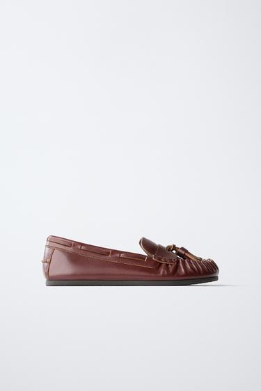 MOCASÍN BORLAS PIEL - Marrón de Zara