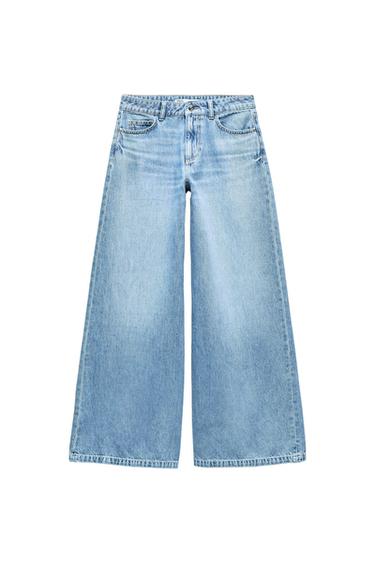 Light-wash wide-leg blue jeans with pockets. Front view on white background. Label text: ZARA.