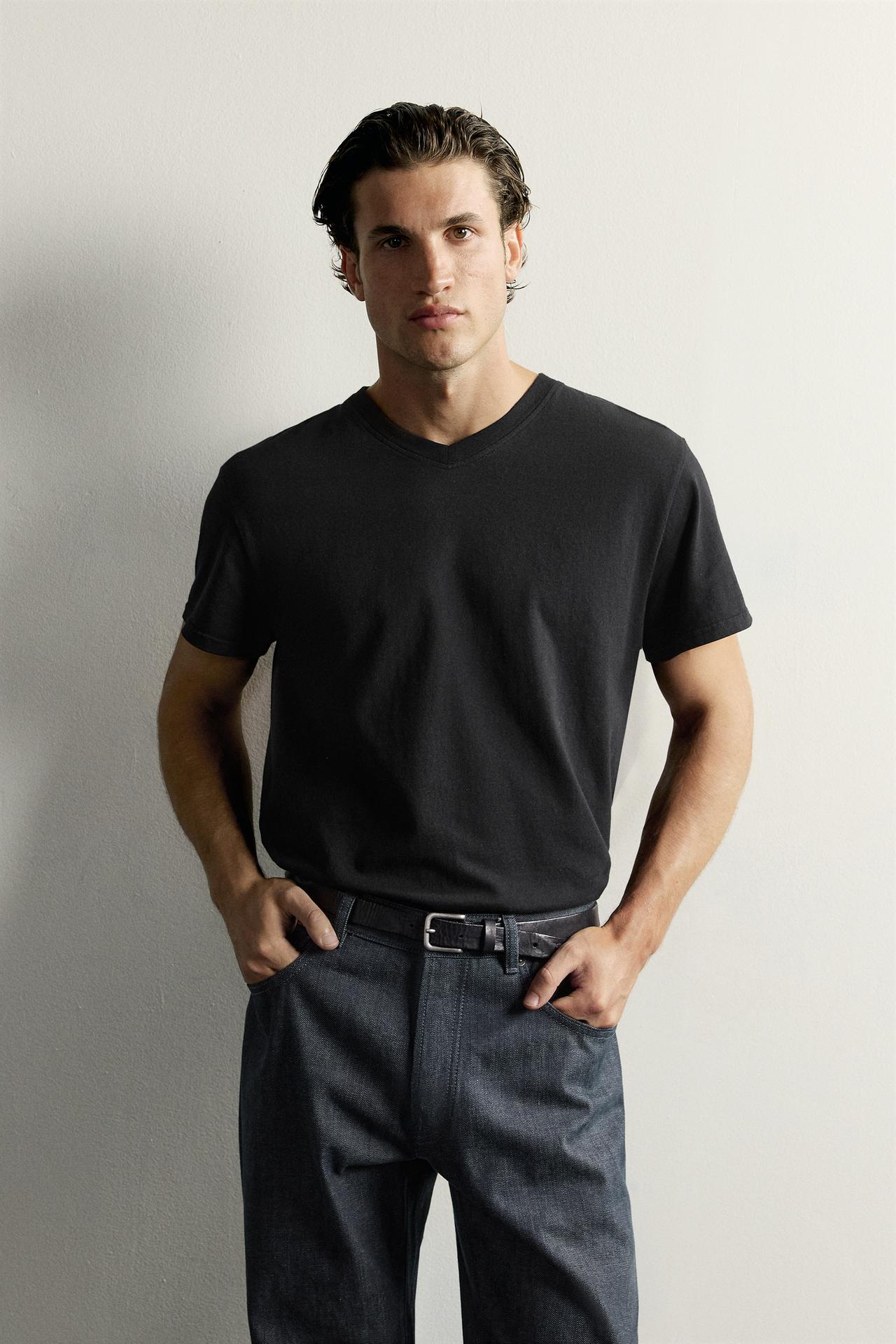 RELAXED FIT V-NECK T-SHIRT — Black