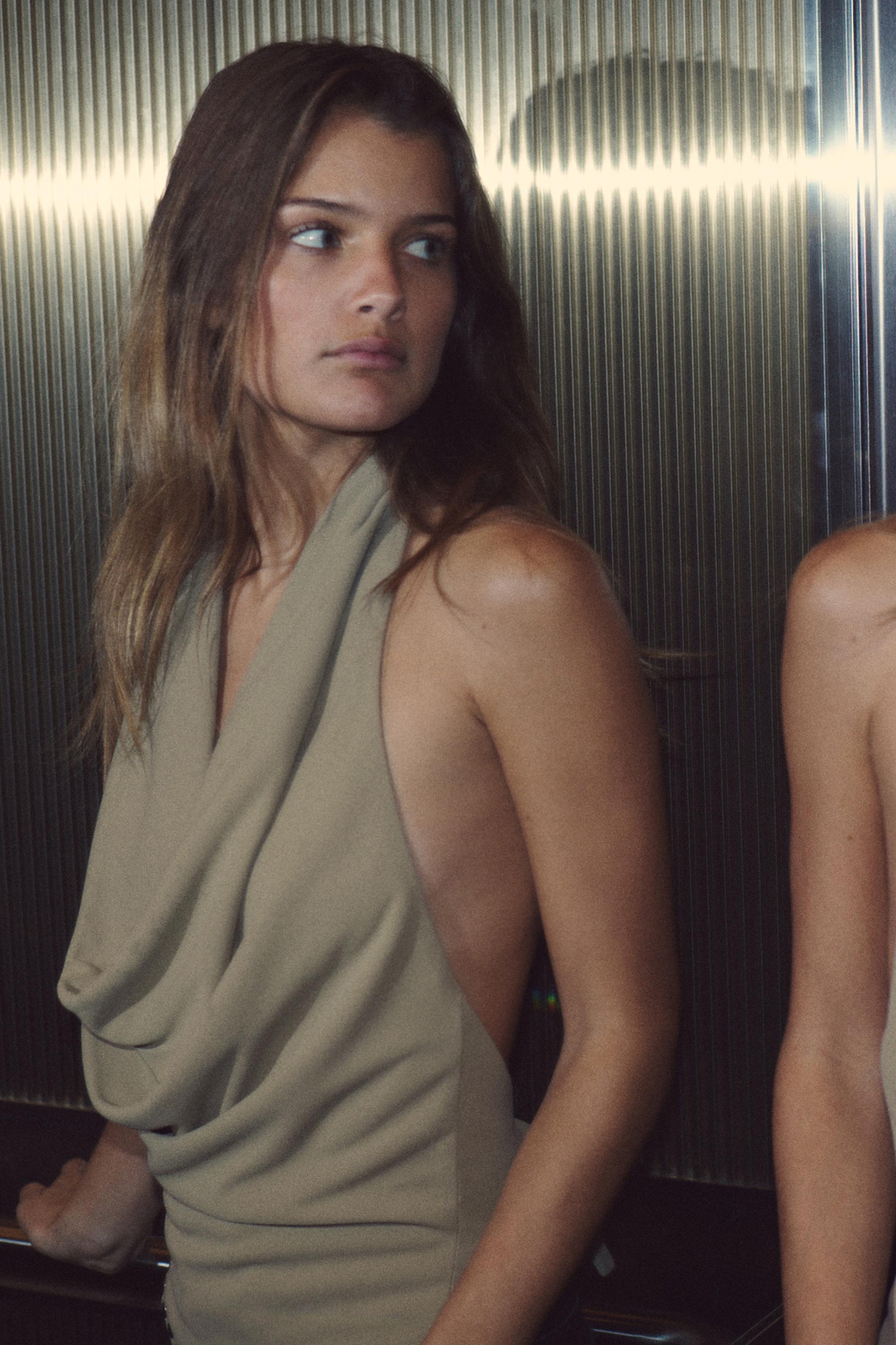 はやら HALTER TOP WITH HARDWARE DETAIL - Black / White | ZARA