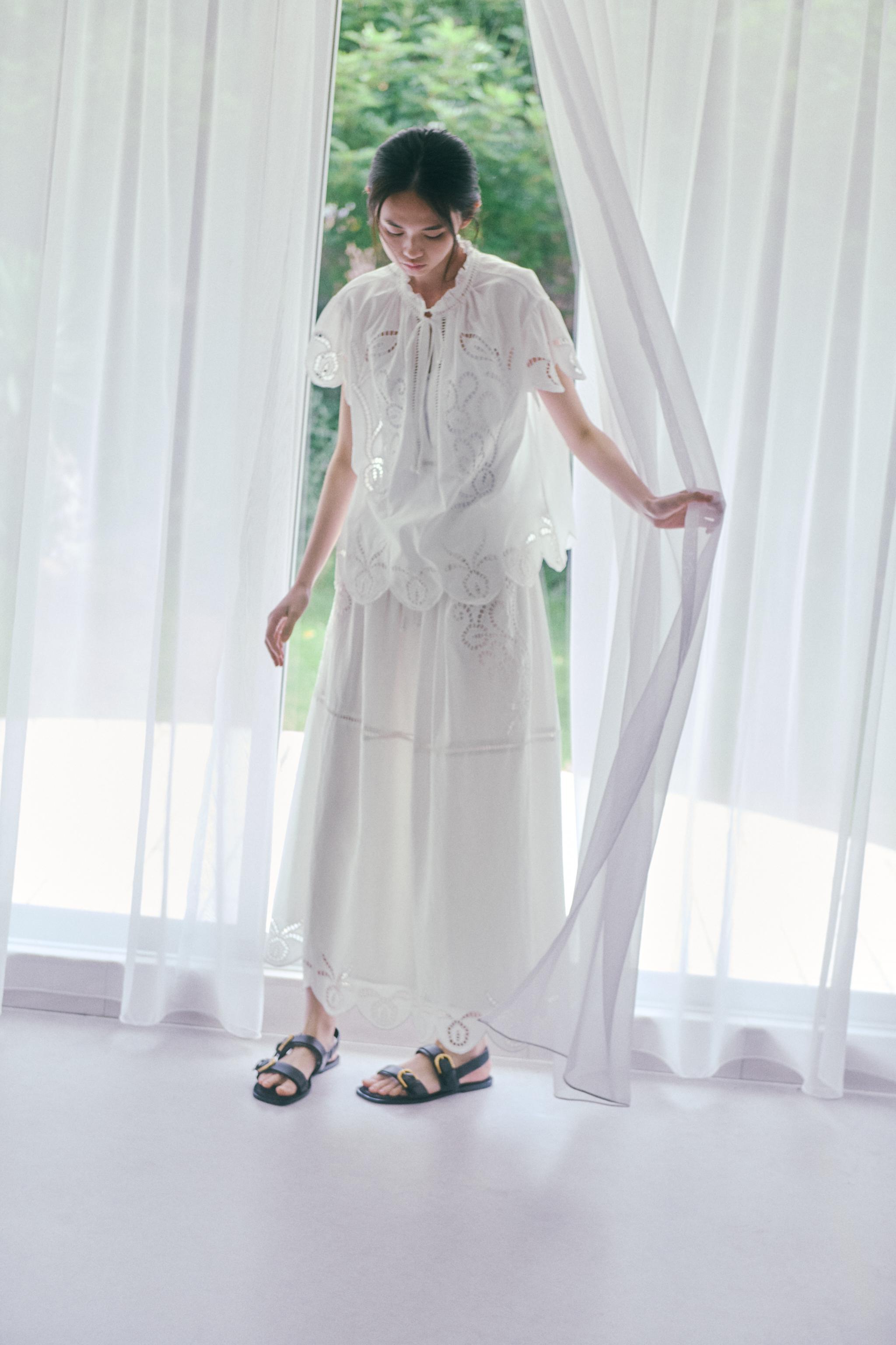 ZARA - 新品未使用 ZARA WOMAN ハイネック 刺繍ブラウス スペイン発送 ZARA ZWコレクション刺繍ブラウス 数量限定 最新作