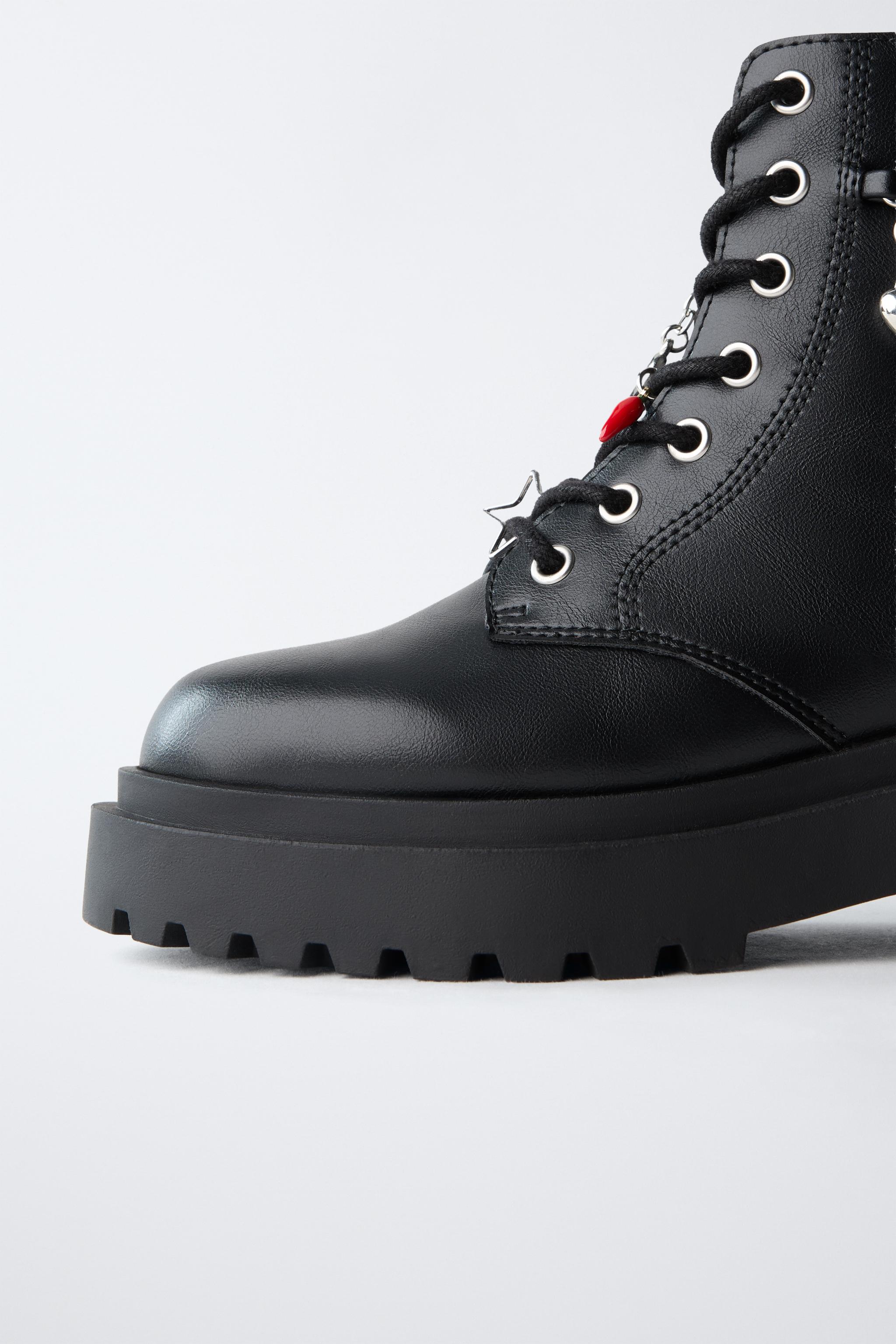 BOTTINES À LACETS ET CHARMS