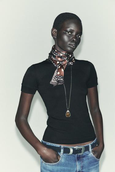 Zara MINIMALISTLIK LÜHIKESTE VARRUKATEGA T-SÄRK - Must