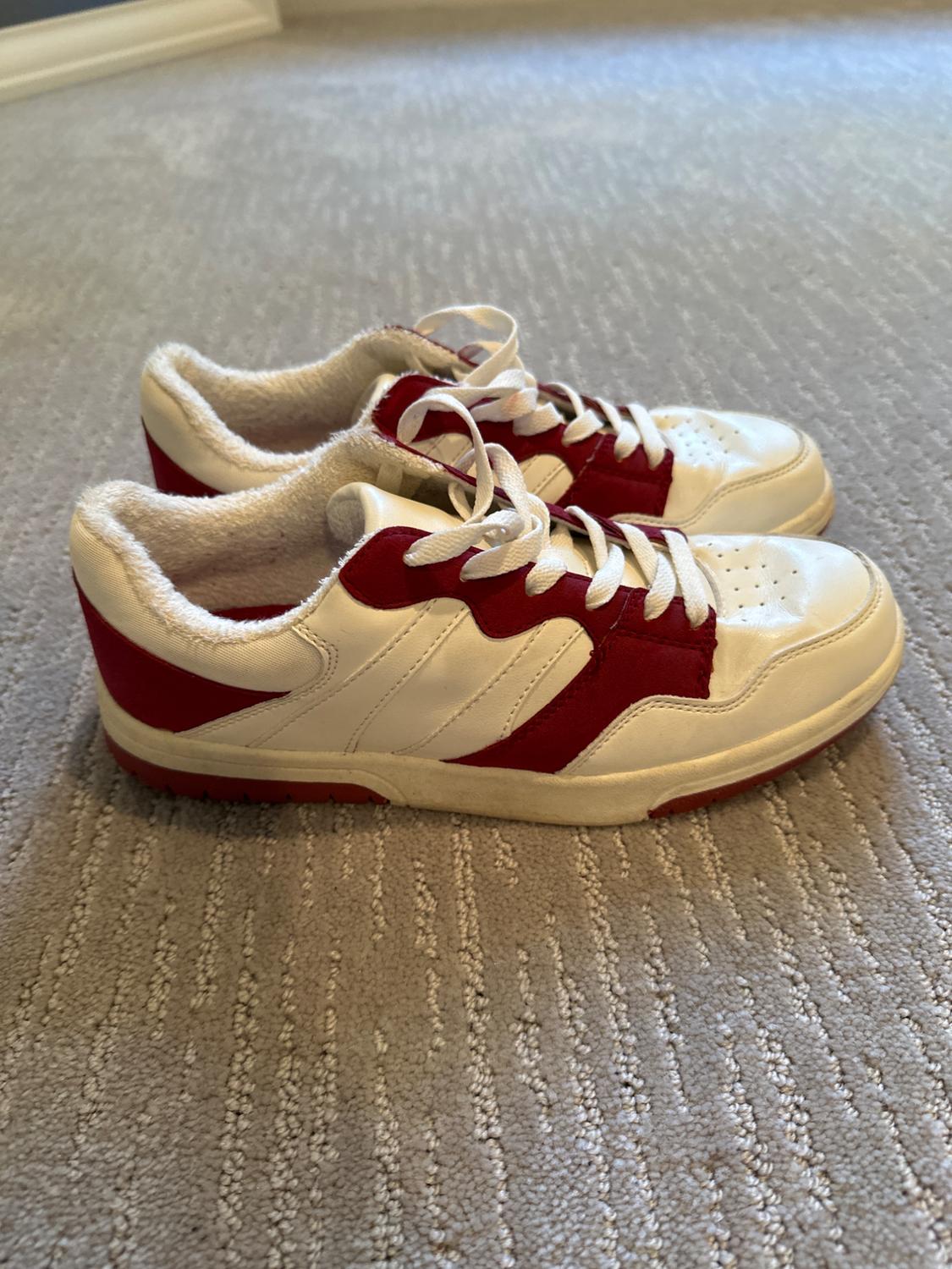 WOMENS SNEAKER SIZE 39/ 8.5 - Image 3