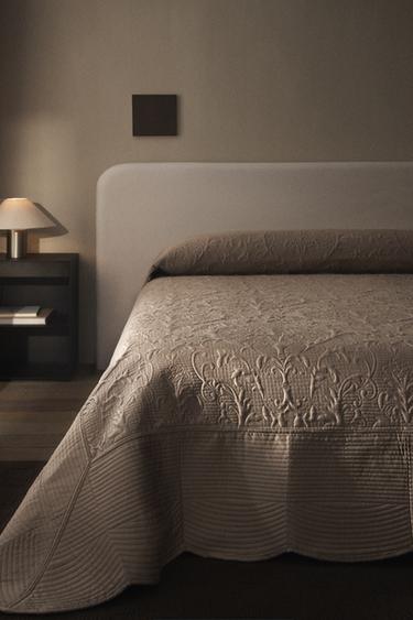 QUILTED QUILT WITH RAISED DESIGN - Brown / Taupe by Zara