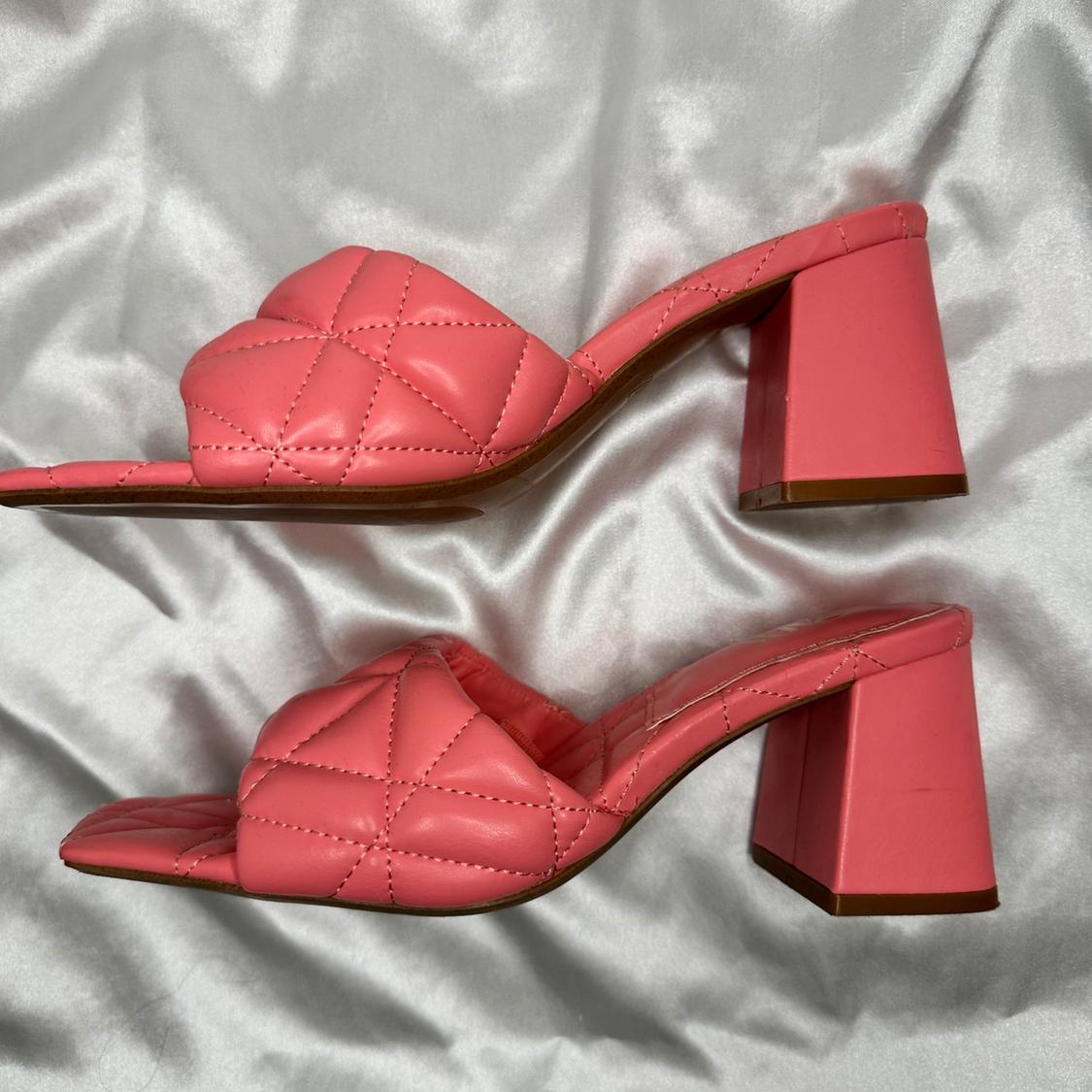 WIDE HEELED QUILTED SANDALS