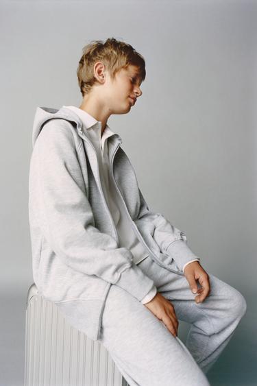 Zara SPORTSKE PANTALONE SA SLOGANOM – sivi lapor